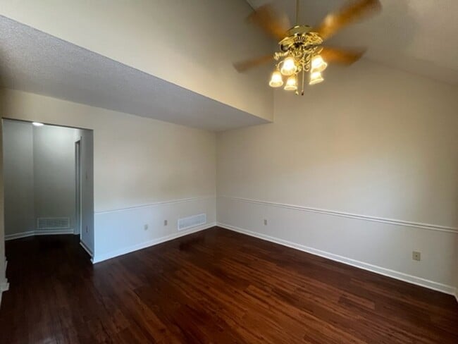 Building Photo - Renovated 3 Bedroom 2 Bathroom with 1 Car ...