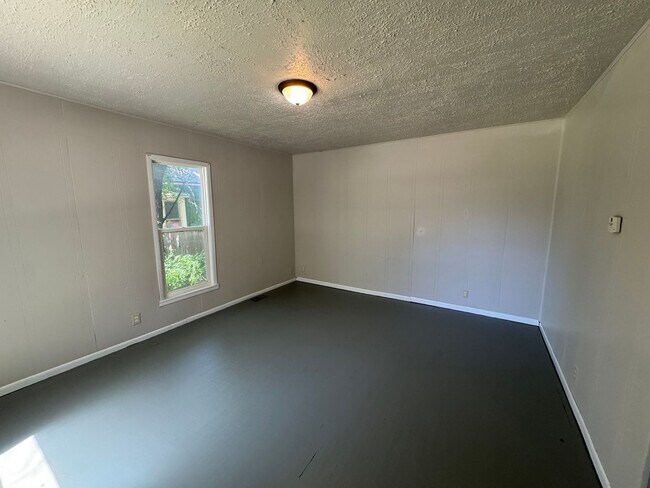 Building Photo - $795 - 2 bed 1 bath - Single Family Home