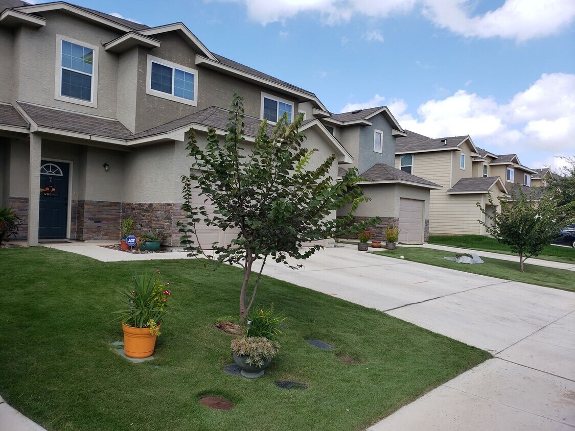 Foto principal - Town home for rent