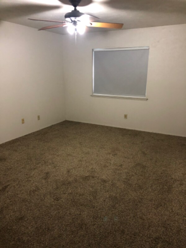 Building Photo - 523 Woodcrest Way