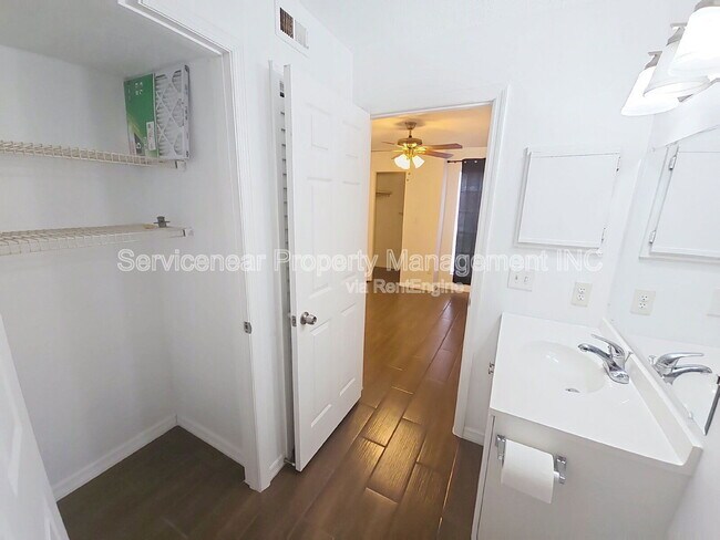 Foto del edificio - 8617 Fancy Finch Dr