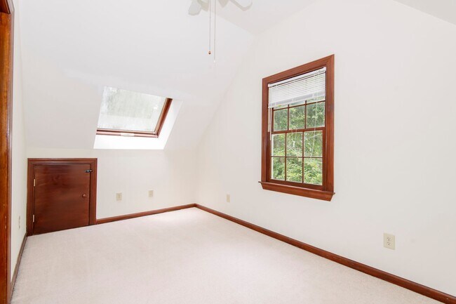 Building Photo - Pet Friendly 3 Bedroom, 2.5 Bathroom Ralei...