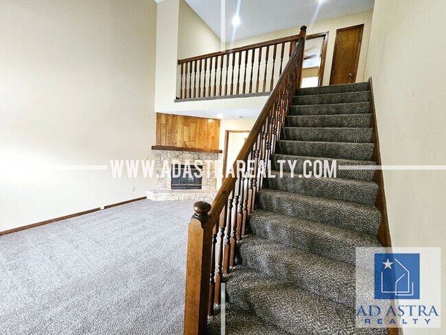 Building Photo - Spacious Duplex in Blue Valley-Available N...
