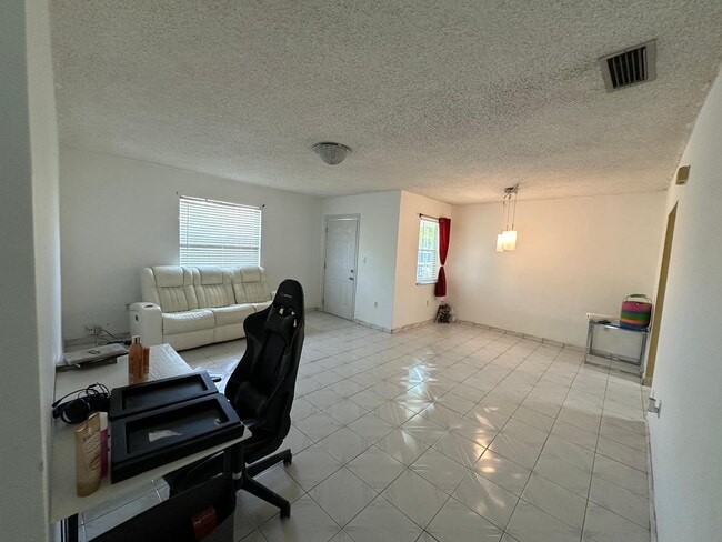 Foto del edificio - 881 SW 66th Ave