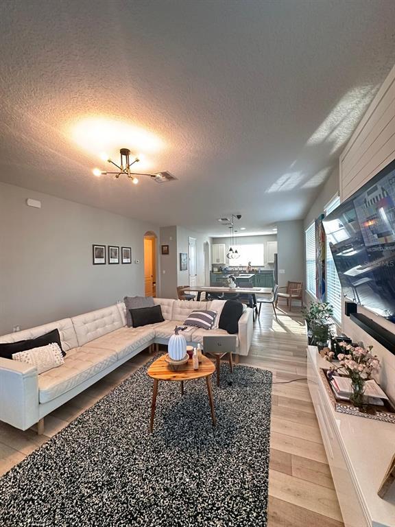 Foto del edificio - 15501 Honeybell Dr