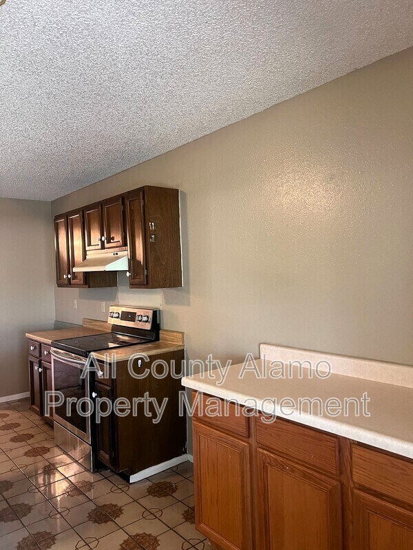 Building Photo - 5939 Oak Run St
