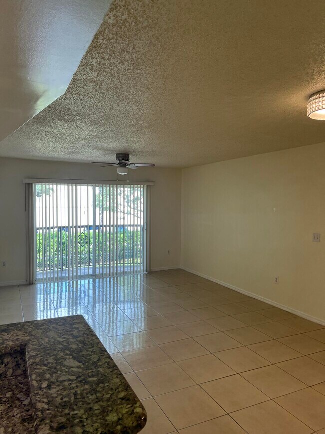 Foto del edificio - 1300 Crestwood Ct S