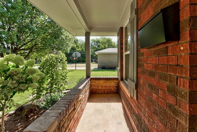 Building Photo - Fully Renovated 4 Bed, 2 Bath Near Campus!