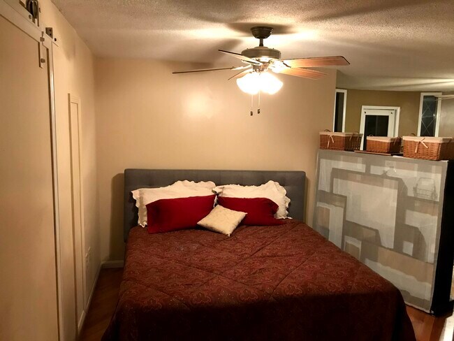 California Kingsize bed - 4279 Janes Ln