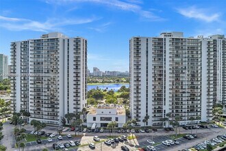Building Photo - 3731 N Country Club Dr