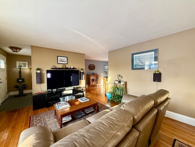 Foto del edificio - 12 Holiday Dr