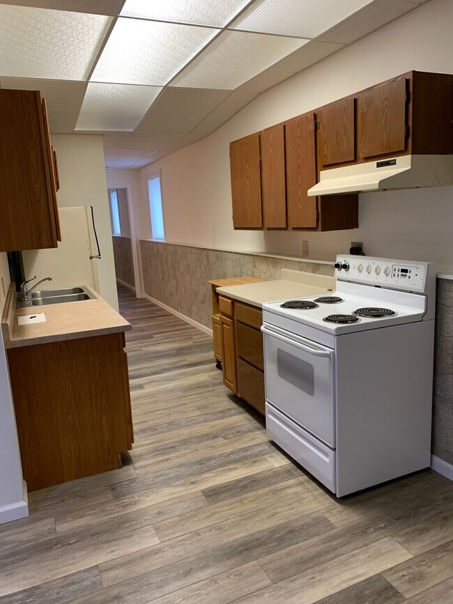 Building Photo - 2 Bedroom / 1 Bathroom Apartment