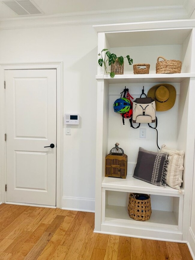 Building Photo - 2028 Cortland Rd