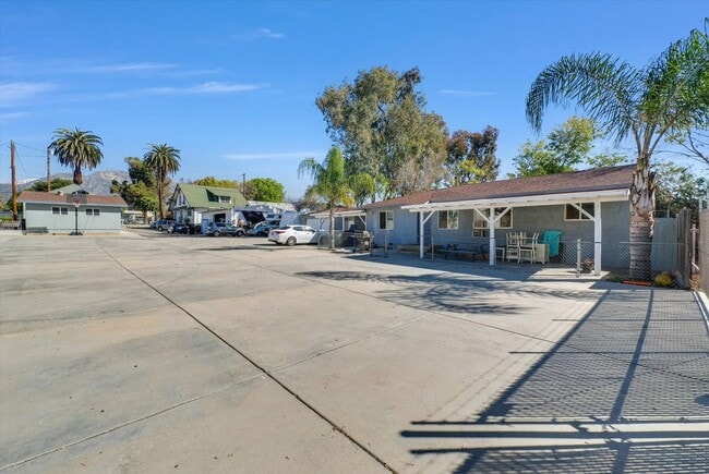 Building Photo - 442 E Arrow, 1/2