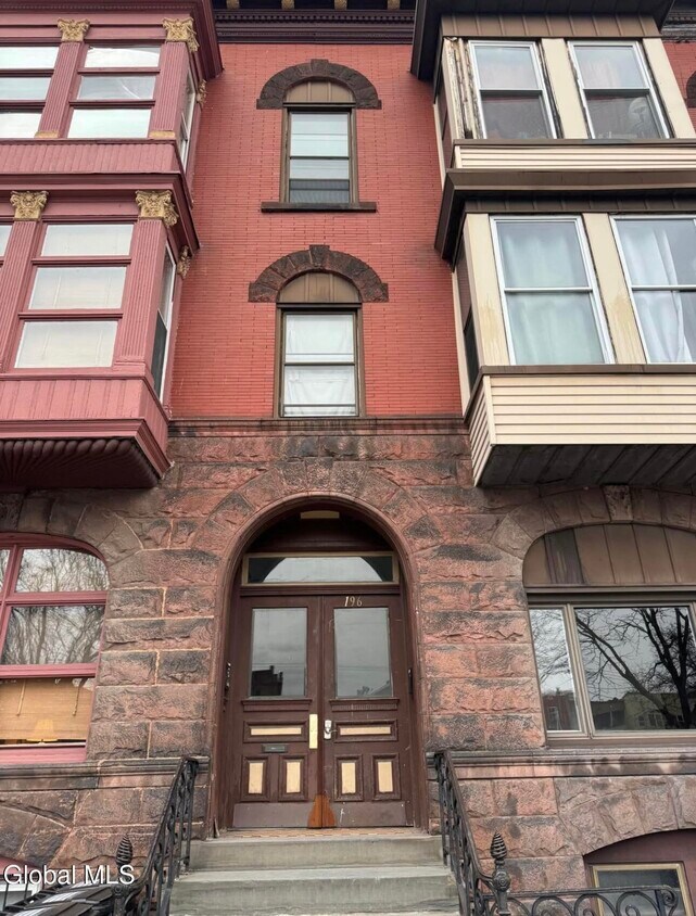 Foto principal - 196 4th St