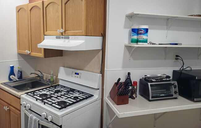 Kitchen - 1302 E Columbia Ave