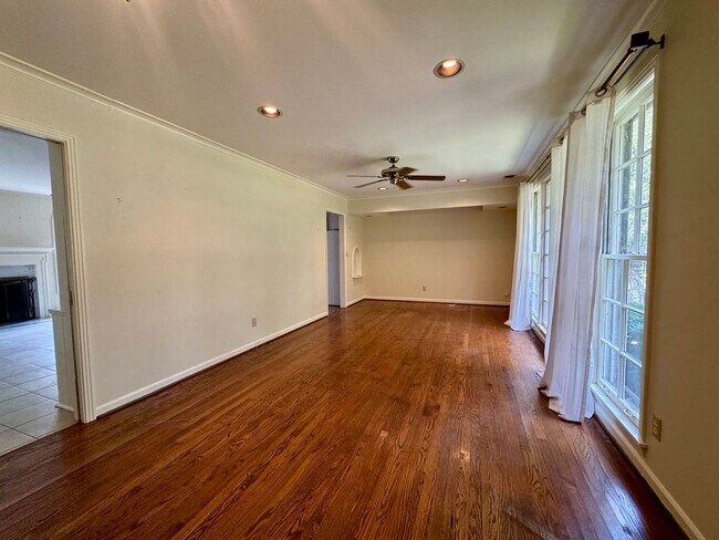 Foto del edificio - Idyllic Green Hills Home