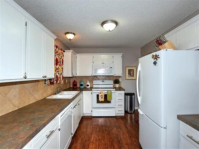 Building Photo - Ranch style house