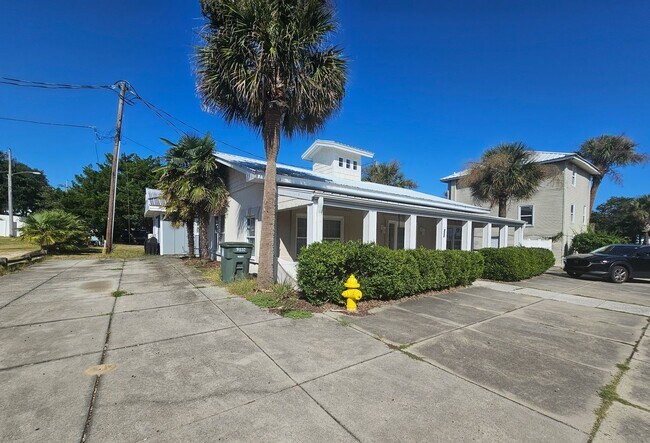 Foto del edificio - 3 BD / 2 BA Unfurnished - One block to the beach