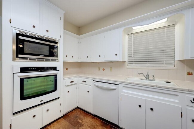 Foto del edificio - 6543 Kury Ln