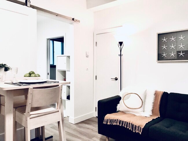 Photo du bâtiment - Bright, Cozy Junior One Bedroom in Grandview Woodlands