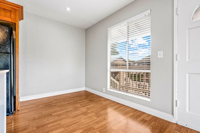 Foto del edificio - Fully Renovated Unfurnished 2 Bedroom/1.5 Bath at Southpointe