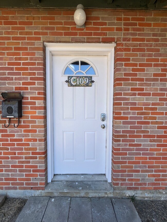 Building Photo - 3838 Pontchartrain Dr