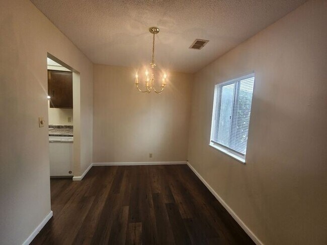 Foto del edificio - 2 Bedroom Apartment Across from Baesler's