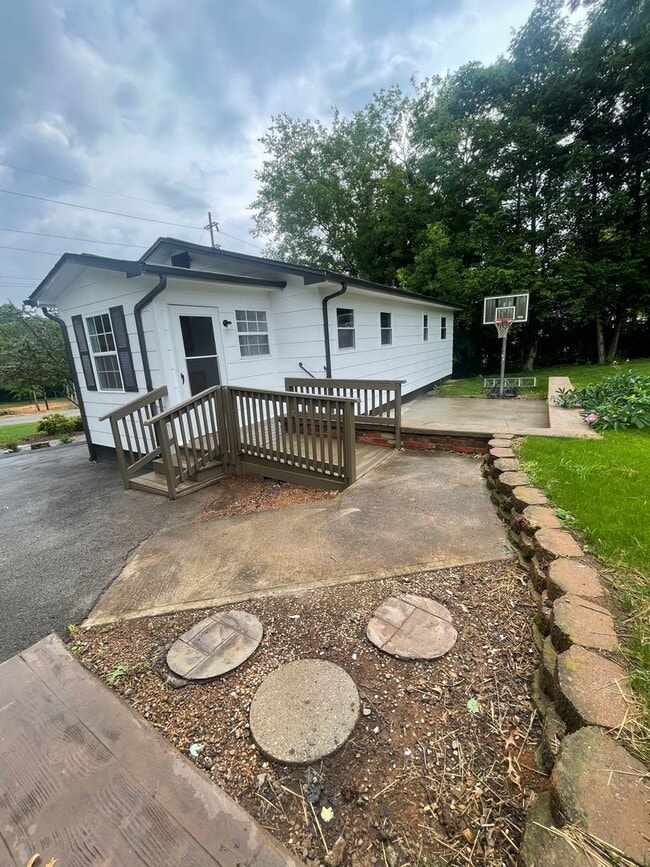 Building Photo - Knoxville 37923 - 2 bedroom, 1 bath home - Contact Lisa Vineyard or Shannon Russell at (865)216-9334