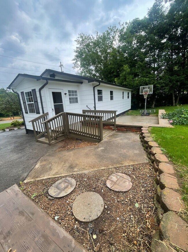 Foto del edificio - Knoxville 37923 - 2 bedroom, 1 bath home - Contact Lisa Vineyard or Shannon Russell at (865)216-9334