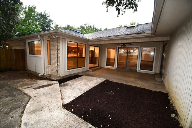 Foto del edificio - Beautiful 4 Bedroom, 3 Bath Completely Upd...