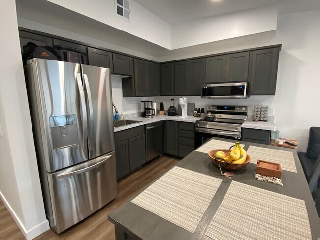 Foto del edificio - 443 Kane Creek Blvd