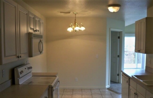 Foto del edificio - ~Great Home in Green with Beautiful Views~