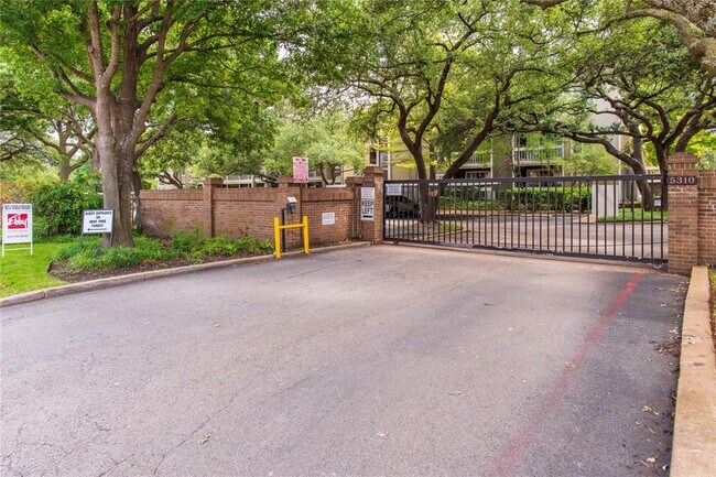 Foto del edificio - 5310 Keller Springs Rd