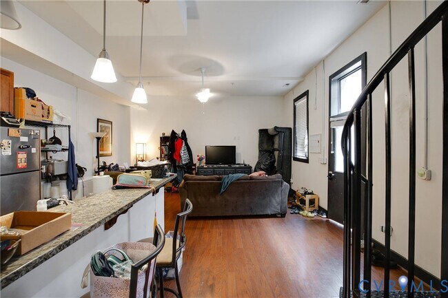 Building Photo - 306 E Broad St