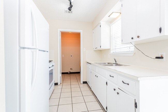 Foto del edificio - 3004 Pecan Springs Rd