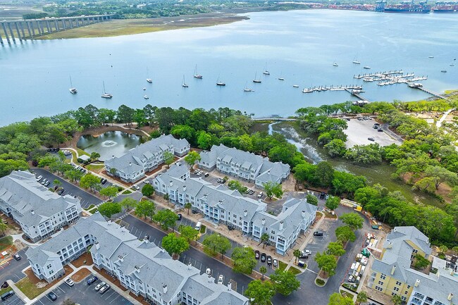 Foto del edificio - 130 River Landing Dr