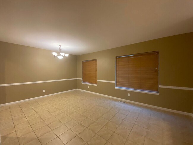 Foto del edificio - Spacious Federal Way home w/ 3 Car Garage