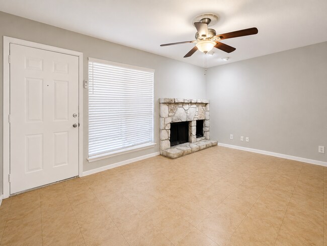 Foto del edificio - NICE 1 BR CONDO IN DESIRED GATED COMMUNITY*EASY ACCESS TO I35, 410, AND SHOPPING*APPLIANCES INCLU...