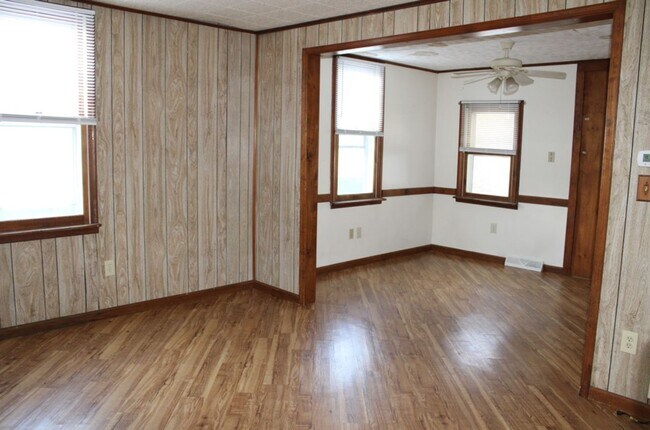 Foto del edificio - Updated 2-Bedroom Semi-Detached Home