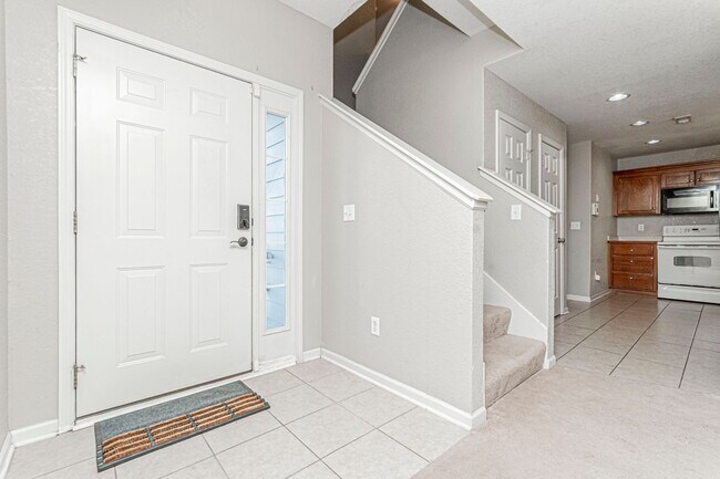 Foto del edificio - Please View 3D Virtual Walk-Through Before Scheduling a Showing