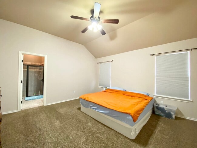 Building Photo - 6 MONTH LEASE!! IMMACULATE all electric 3 ...