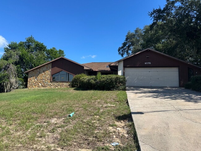 Building Photo - Large 3 Bedroom, 2 Bathroom, Oversized 2 C...