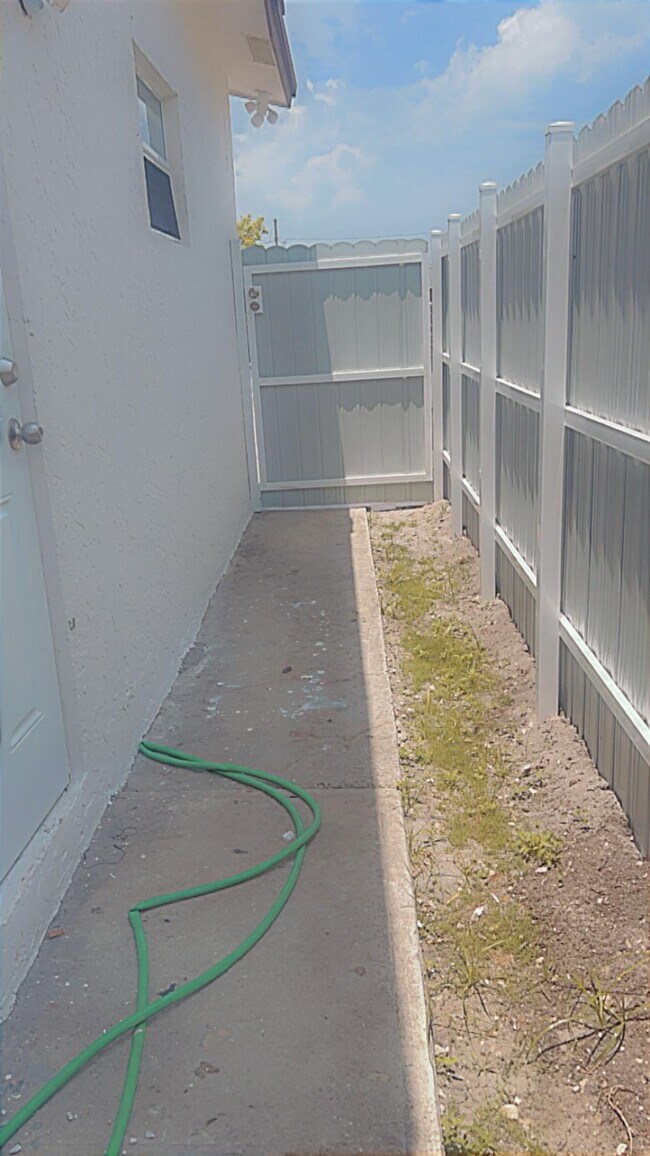 Foto del edificio - 908 NW 10th St