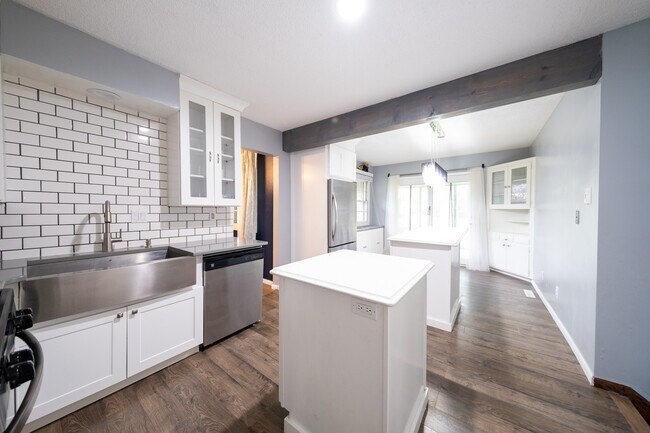 Building Photo - 2416 Queens Dr