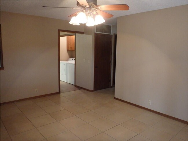 Building Photo - 1344 Meadow Ln