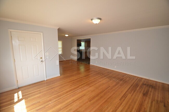 Building Photo - 725 Meadowbrook Dr