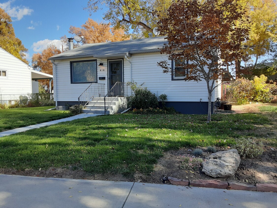West-facing with lots of sun - 418 Sunnyside Ln