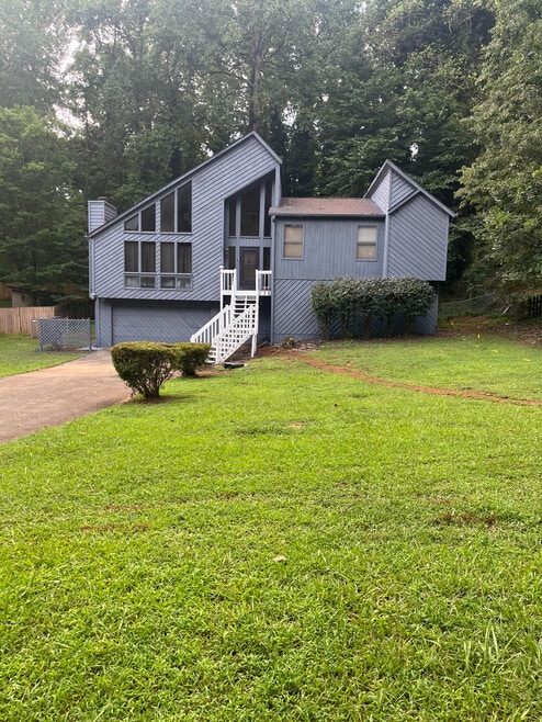 Building Photo - Room in House on New Crossing Trail E