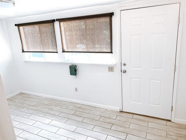 Building Photo - Newly Renovated Home Available Now!